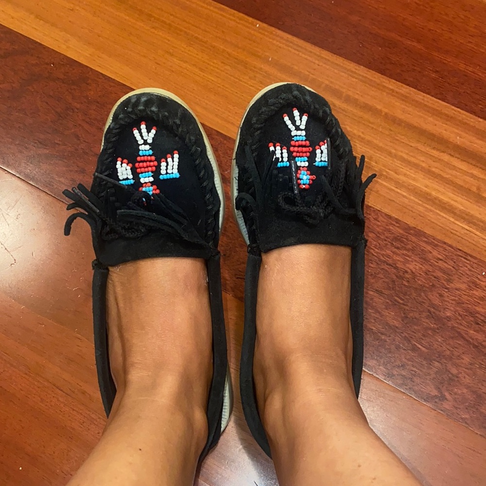 Minnetonka moccasins black with beads sz 7.5